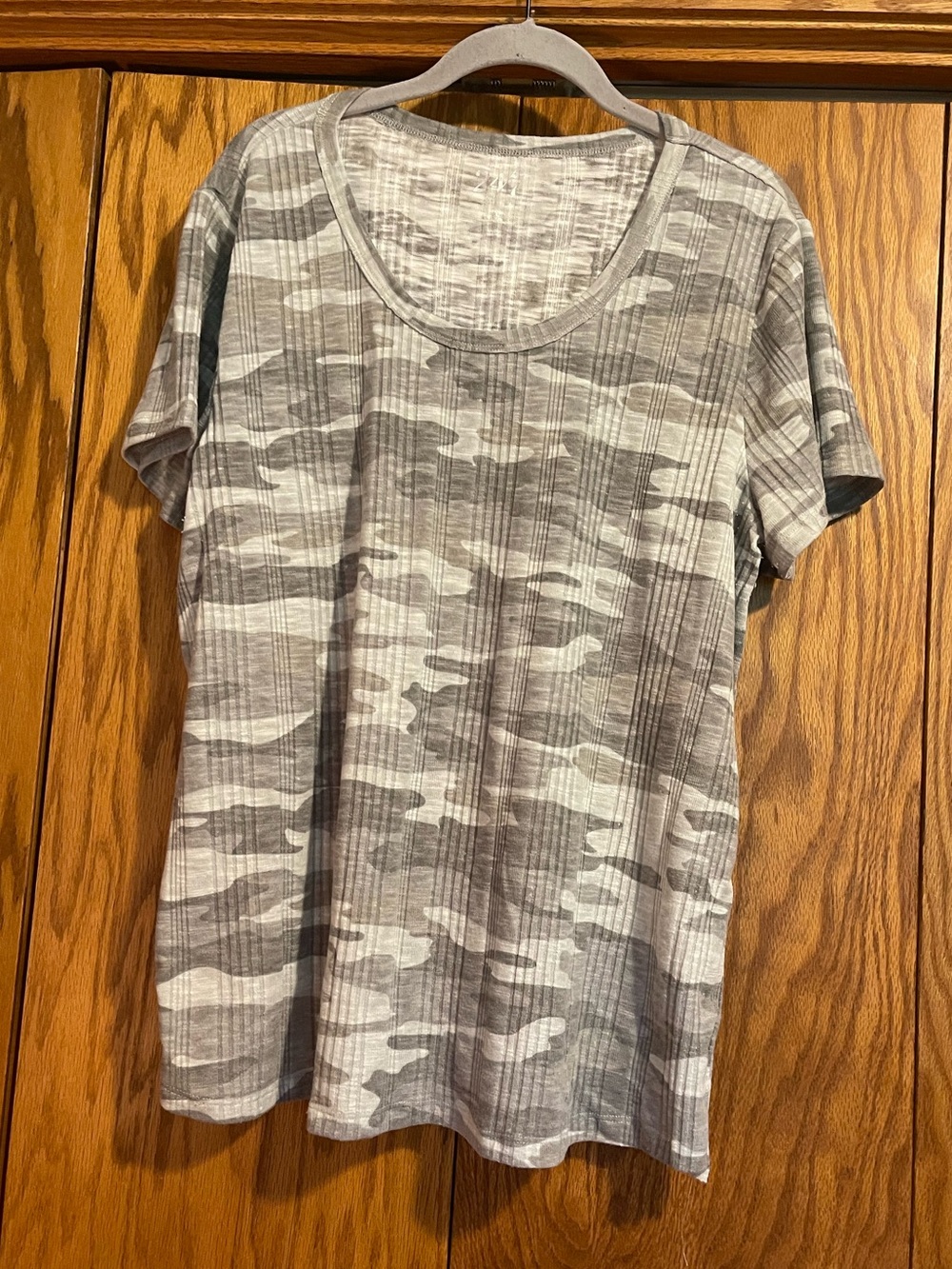 Short Sleeve Scoop Neck Tee in Gray Camo